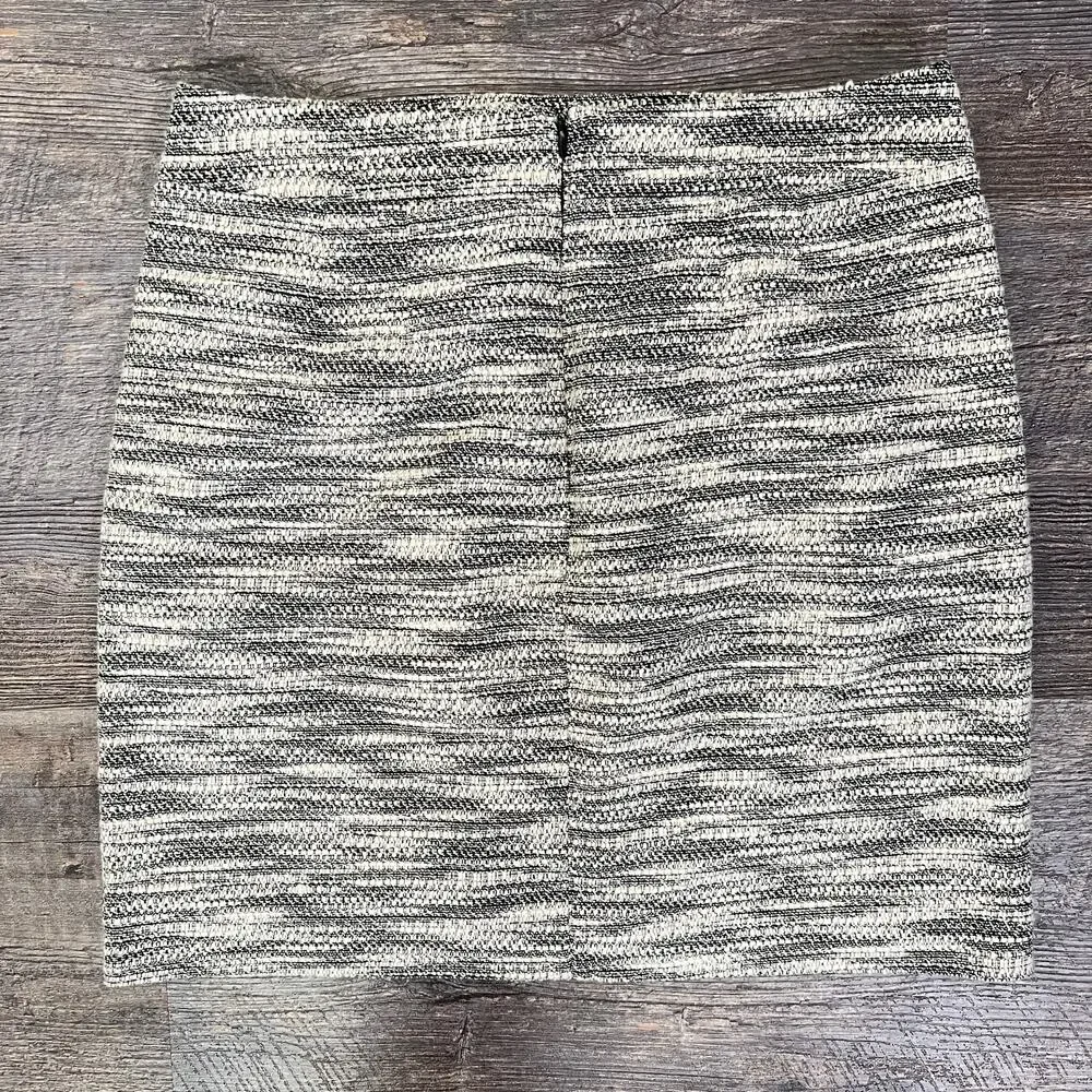 Loft black and white tweed A-line skirt with zipper accent size 2 B182